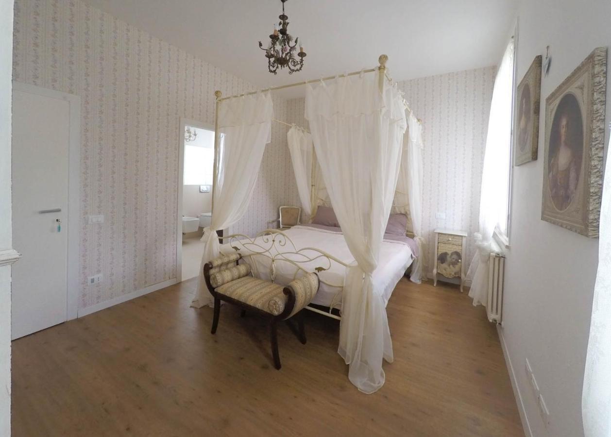 Il Bianconiglio R&B Bed & Breakfast Carraie Bagian luar foto